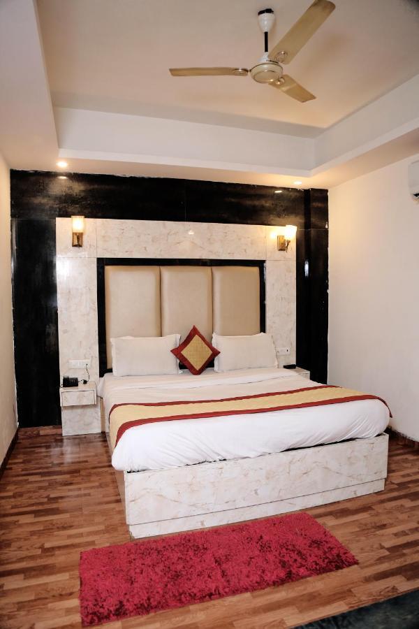 Hotel Plazzo Igi Yeni Delhi Dış mekan fotoğraf